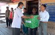 Đ/c Bí thư Huyện uỷ Kông Chro tặng quà cho nhân dân 2 làng Hlang và...