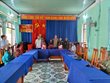 Lãnh đạo UBND huyện Kông Chro thăm tặng quà cho các hộ gia đình có ...