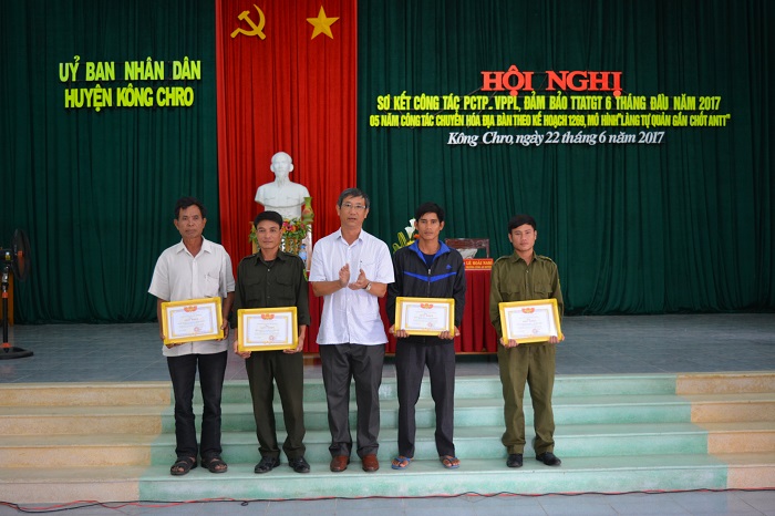 Huyện Kông Chro tổ chức hội nghị sơ kết công tác phòng chống tội phạm, đảm bảo an toàn giao thông và mô hình “làng tự quản gắn chốt ANTT”