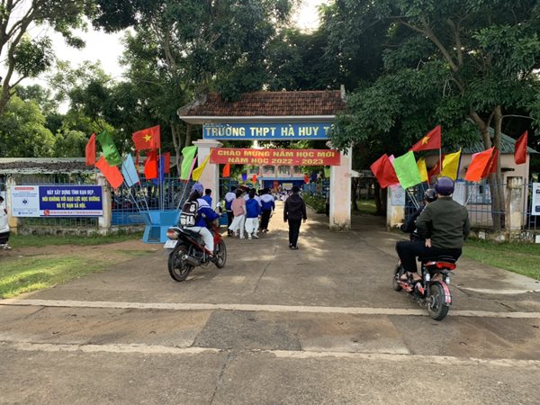 Trường THPT Hà Huy Tập tổ chức lễ khai giảng năm học mới 2022 - 2023
