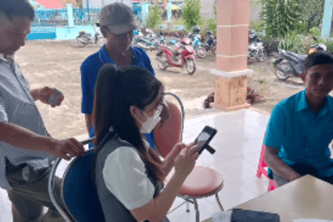 Với tinh thần khẩn trương Tổ công tác của Đảng ủy đã phối hợp với các Chi bộ  thôn, làng đi từng thôn, làng, gõ từng nhà, rà từng đảng viên hỗ trợ đảng viên cài đặt sổ tay đảng viên điện tử